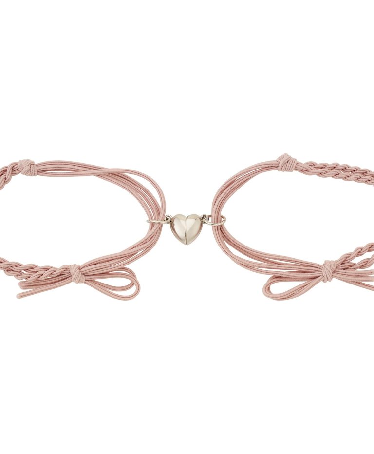 Rosa Armbänder mit geflochtenen Bändern und herzförmigem, trennbaren magnetischen Anhänger in der Mitte.